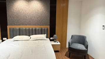 Deluxe Room | Desk, laptop workspace, free WiFi