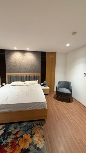 Suite Room | Desk, laptop workspace, free WiFi