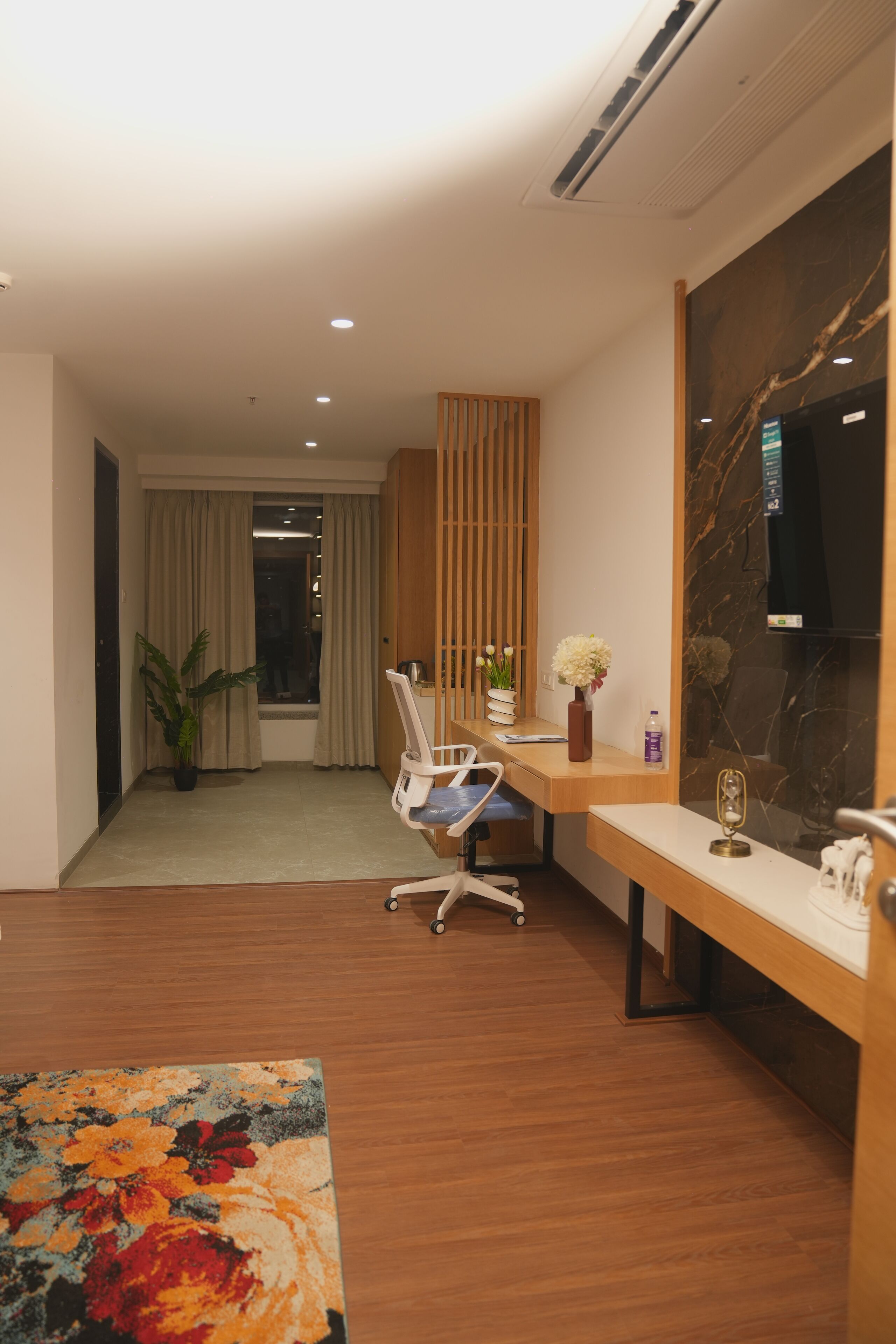 Imperial Room | Desk, laptop workspace, free WiFi