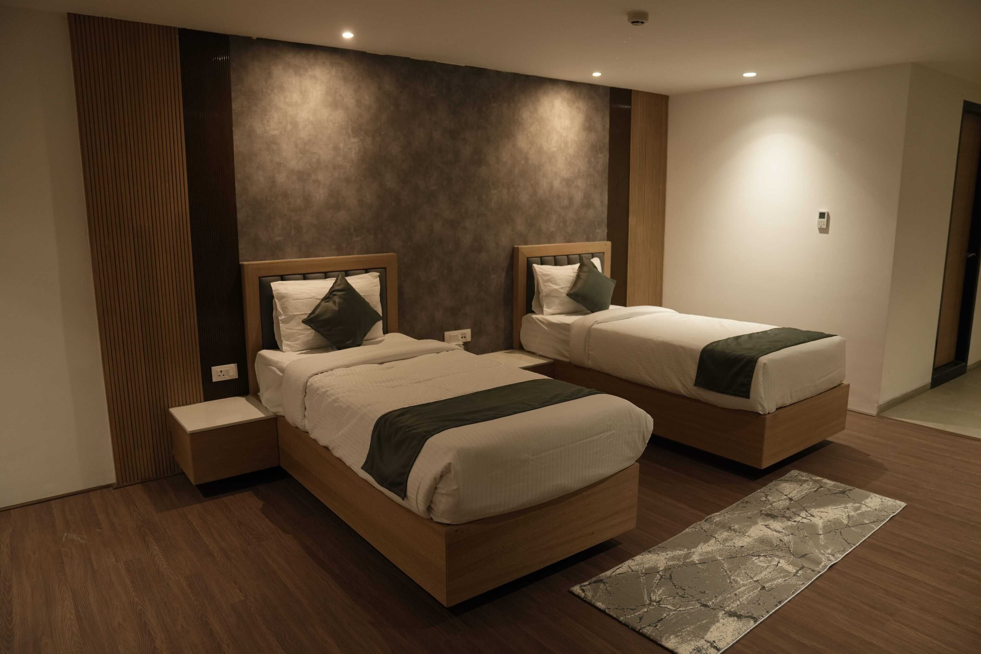 Corporate Room | Desk, laptop workspace, free WiFi