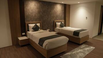 Corporate Room | Desk, laptop workspace, free WiFi