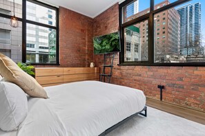 1 bedroom, bed sheets - 1-bed Warehouse Conversion in Melbourne CBD (Melbourne)