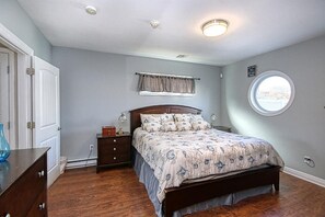 5 bedrooms, iron/ironing board, WiFi, bed sheets