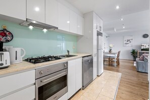 Appartement | Privékeuken | Kookgerei, borden en bestek