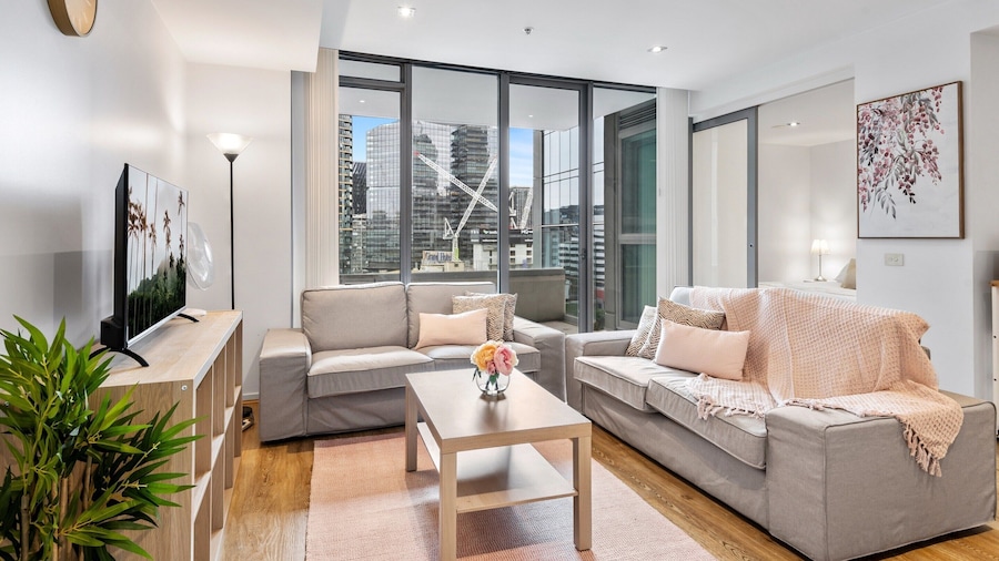 Central 2-bed Apartment With Parking,