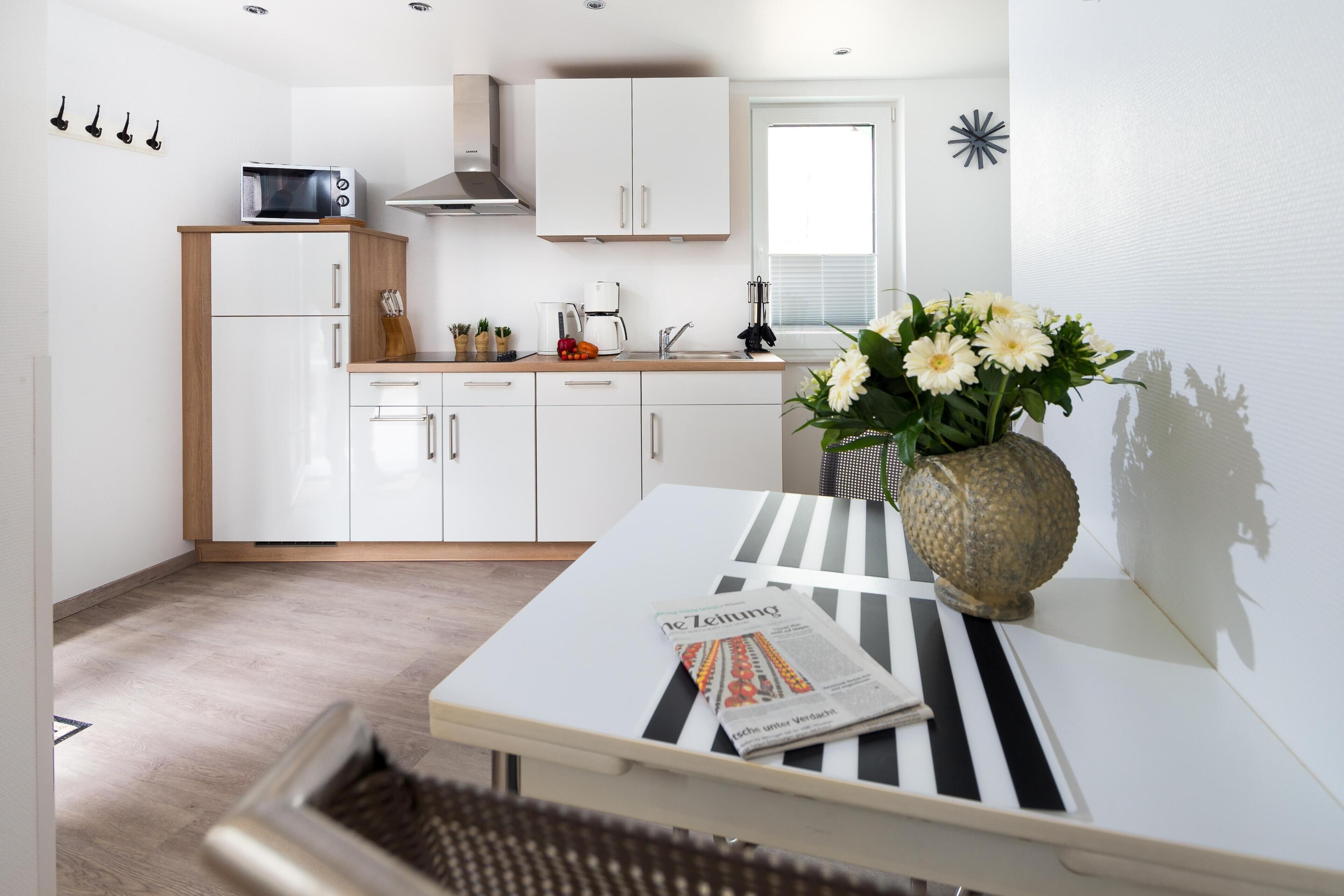 Jääkaappi, mikroaaltouuni, liesi, astianpesukone