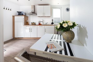 Kühlschrank, Mikrowelle, Herdplatte, Geschirrspüler