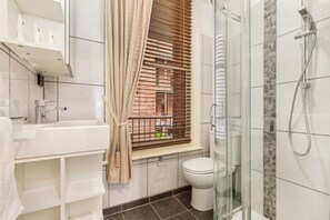 Apartment | Badezimmer | Haartrockner, Handtücher, Seife, Shampoo