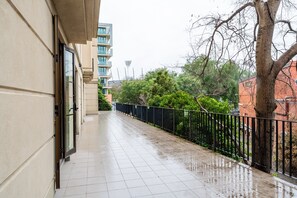 Balcony - Chic 1-bed in East Melbourne With Gym & Pool (Melbourne)