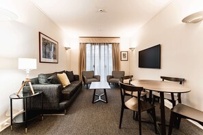 Living area - Chic 1-bed in East Melbourne With Gym & Pool (Melbourne)