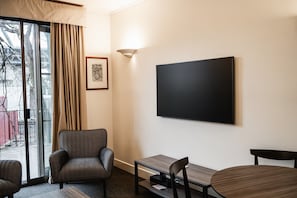 Living room - Chic 1-bed in East Melbourne With Gym & Pool (Melbourne)