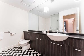 Apartment | Bathroom | Towels - Chic 1-bed in East Melbourne With Gym & Pool (Melbourne)