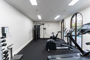 Fitness facility - Chic 1-bed in East Melbourne With Gym & Pool (Melbourne)
