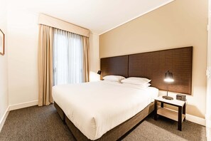 Apartment | 1 bedroom, iron/ironing board, bed sheets - Chic 1-bed in East Melbourne With Gym & Pool (Melbourne)