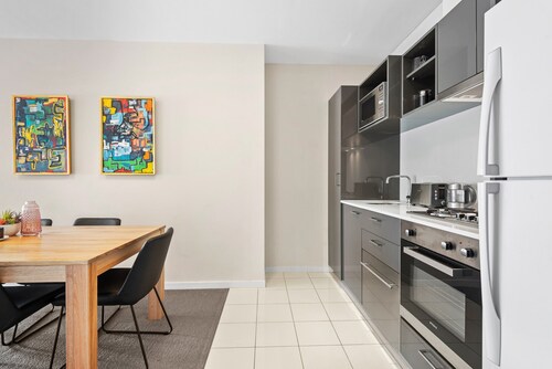 Chic Inner City Convenience, With Secure Parking