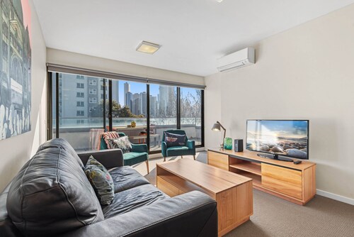 Chic Inner City Convenience, With Secure Parking