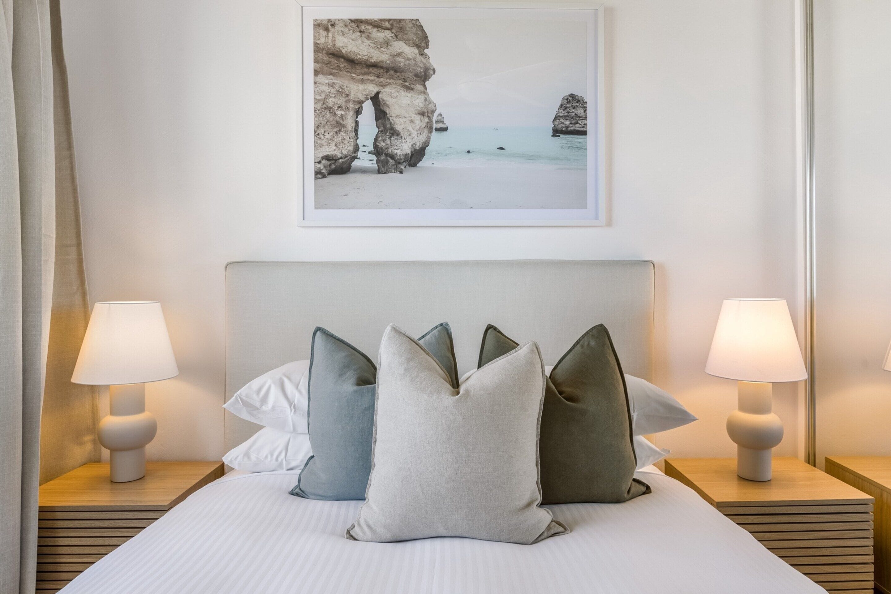 2 عدّة غرف نوم ومكواة/لوح كي وملاءات أسرّة