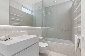 Bathroom - Stylish 2-bed Victorian Terrace in Carlton (Melbourne)