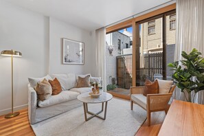 Living area - Stylish 2-bed Victorian Terrace in Carlton (Melbourne)