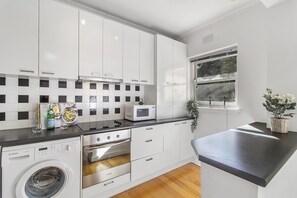 Private kitchen - Comfy One-bedroom Unit Between City and Airport (Melbourne)