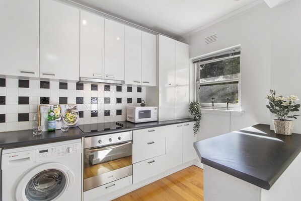 Apartment | Private kitchen - Comfy One-bedroom Unit Between City and Airport (Melbourne)