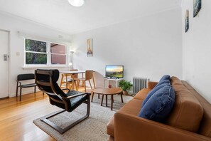 Living area - Comfy One-bedroom Unit Between City and Airport (Melbourne)