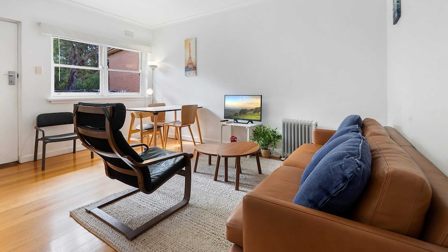 Comfy One-bedroom Unit Between City and Airport