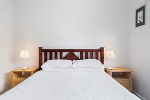 Departamento | 1 habitación, tabla de planchar con plancha y ropa de cama 