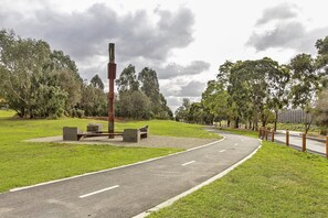 Apartment | Property grounds - Comfy One-bedroom Unit Between City and Airport (Melbourne)