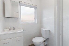 Apartment | Bathroom | Hair dryer, towels, soap, shampoo - Comfy One-bedroom Unit Between City and Airport (Melbourne)