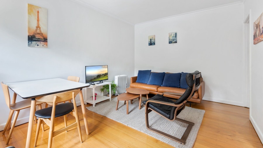 Comfy One-bedroom Unit Between City and Airport