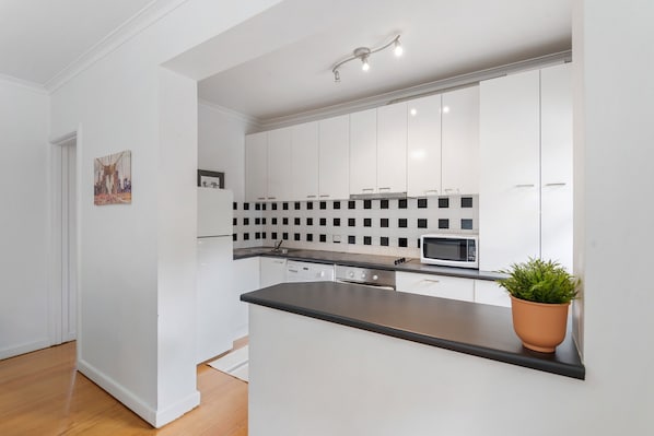 Private kitchen - Comfy One-bedroom Unit Between City and Airport (Melbourne)