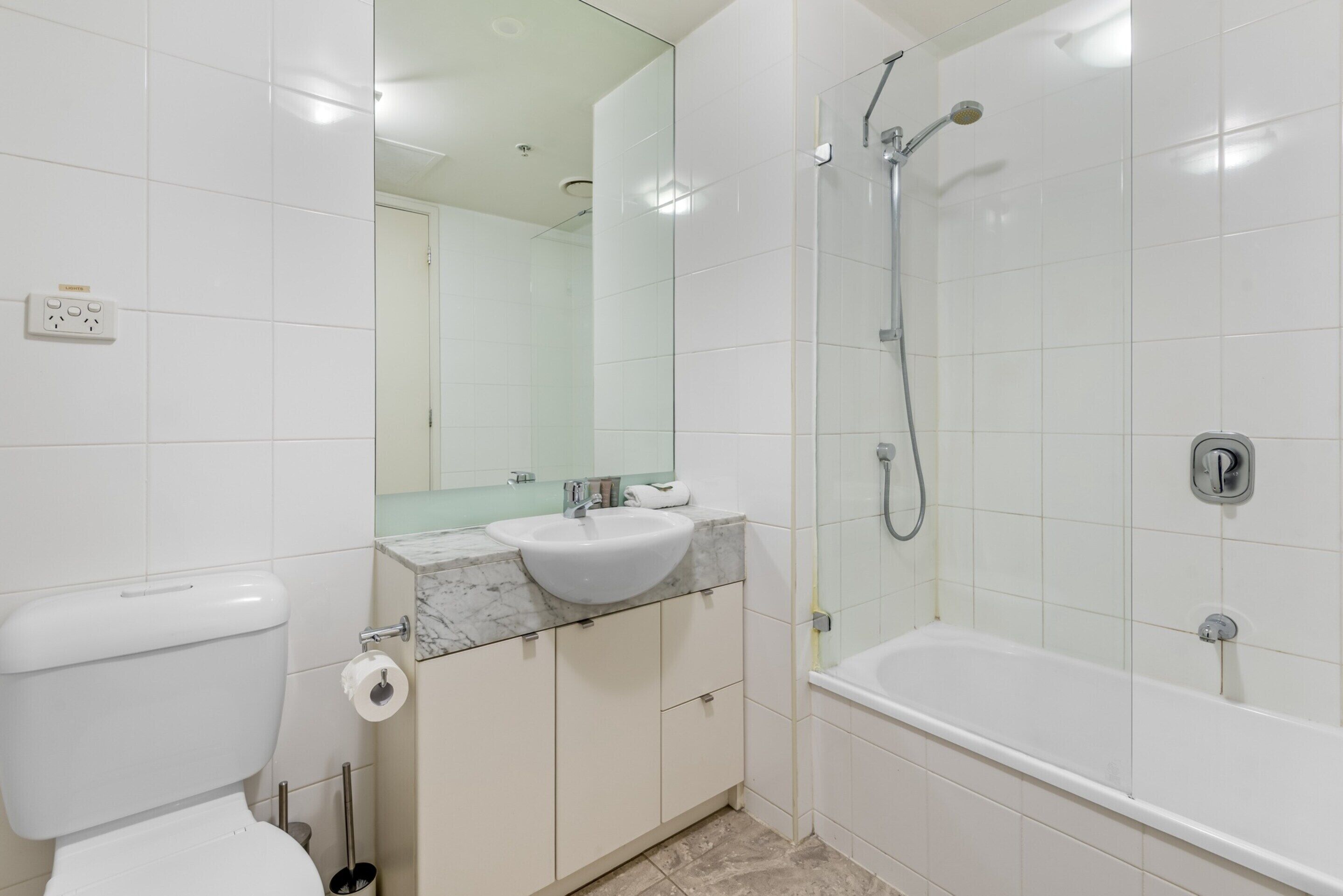 Un baño moderno con inodoro, lavabo y bañera.