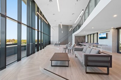 Stunning 1-bed With City Views and Amenities