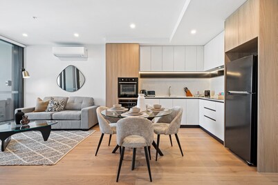 Stunning 1-bed With City Views and Amenities