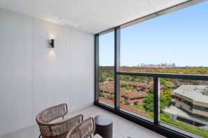 Apartment | Balcony - Stunning 1-bed With City Views and Amenities (Melbourne)