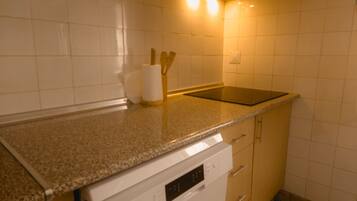 Microwave, dishwasher, coffee/tea maker, cookware/dishes/utensils