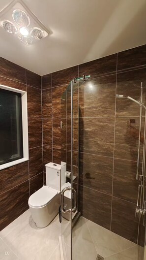 Shower, hair dryer, towels, soap - Private Modern 2 bedroom Unit in Central Albany (Northshore)