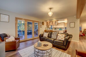 Smart TV, lareira, livros