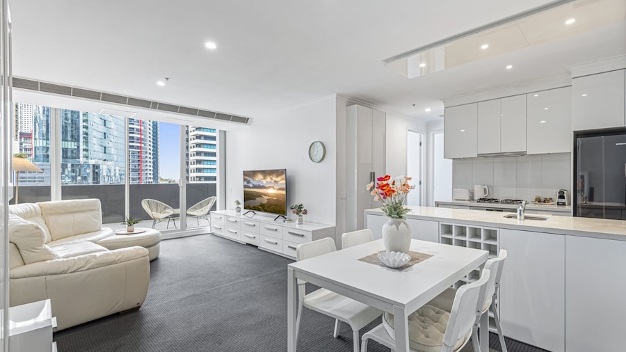 Stylish Southbank Stay With Views, Pool & Gym