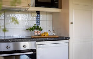 Kühlschrank, Mikrowelle, Herdplatte, Wasserkocher mit Kaffee-/Teezubehör