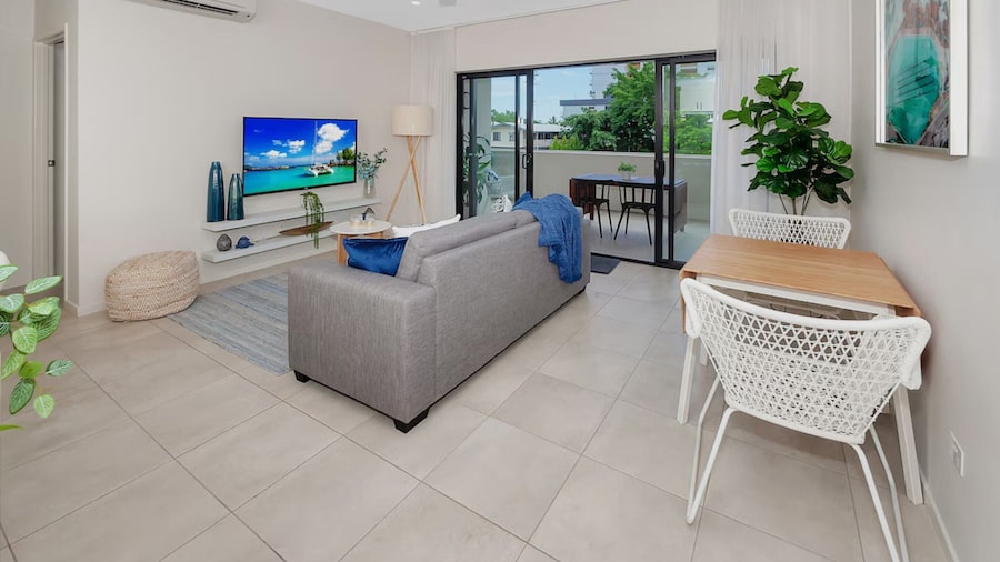 Coastal 2-bed With Parking & Pool by the Ocean