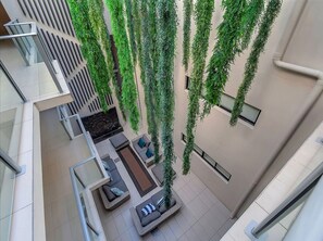 المنشأة من الداخل