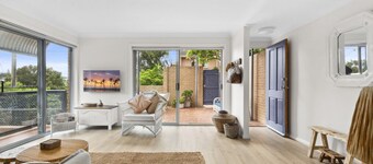 Bright Coastal Townhouse With BBQ & Courtyard