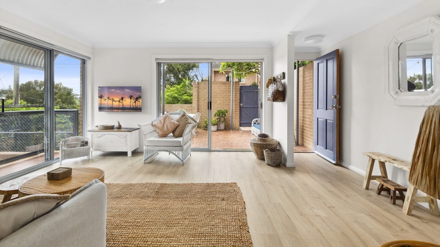 Bright Coastal Townhouse With BBQ & Courtyard