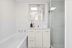 Apartment | Badezimmer | Haartrockner, Handtücher, Seife, Shampoo