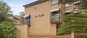 Bright Coastal Townhouse With BBQ & Courtyard