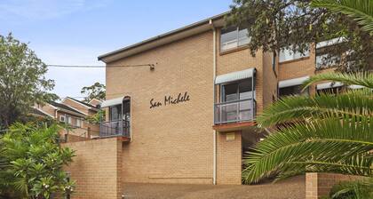 Bright Coastal Townhouse With BBQ & Courtyard