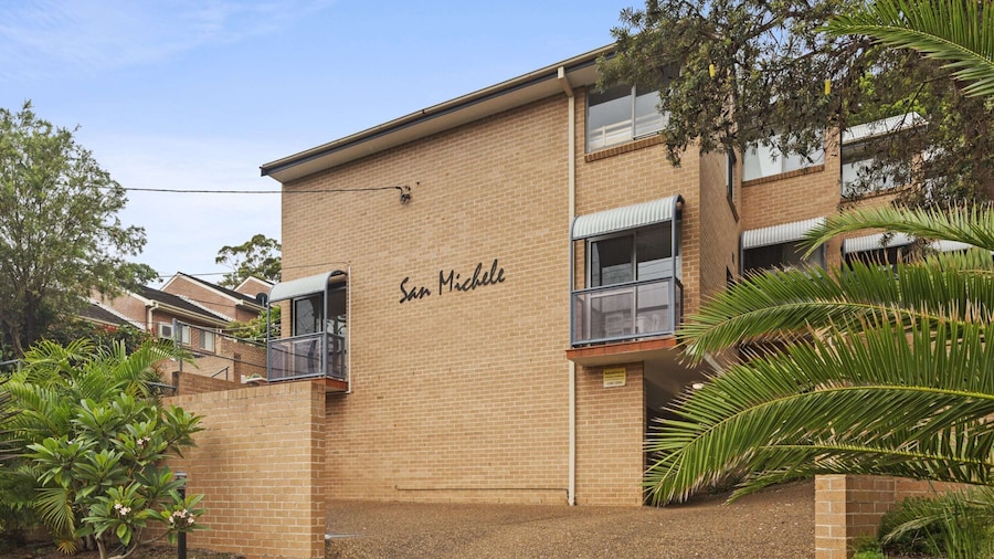 Bright Coastal Townhouse With BBQ & Courtyard