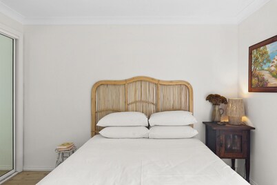 Bright Coastal Townhouse With BBQ & Courtyard